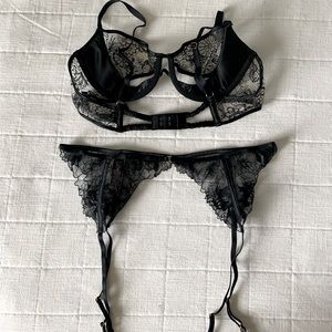 Victoria secret lingerie bra&matching garter belt